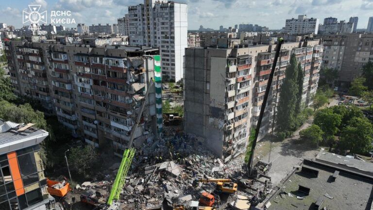частково зруйнована дев’ятиповерхівка у Києві 14 травня 2026 року