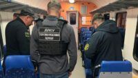Пасажирці потяга Чоп – Захонь закинули валізу з безакцизними сигаретами
