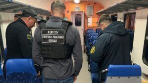 Пасажирці потяга Чоп – Захонь закинули валізу з безакцизними сигаретами