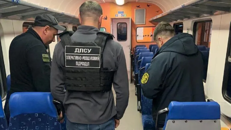 Пасажирці потяга Чоп – Захонь закинули валізу з безакцизними сигаретами