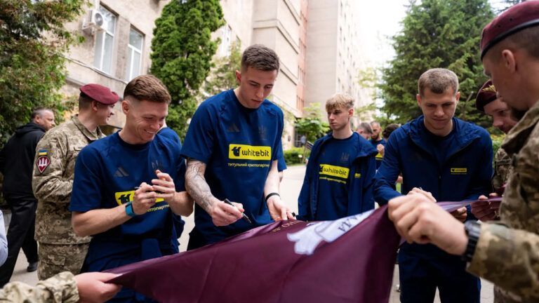 футболісти з військовими