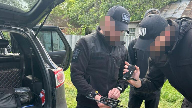 В Донецкой области задержали военного, продавшему 16 дронов своего подразделения