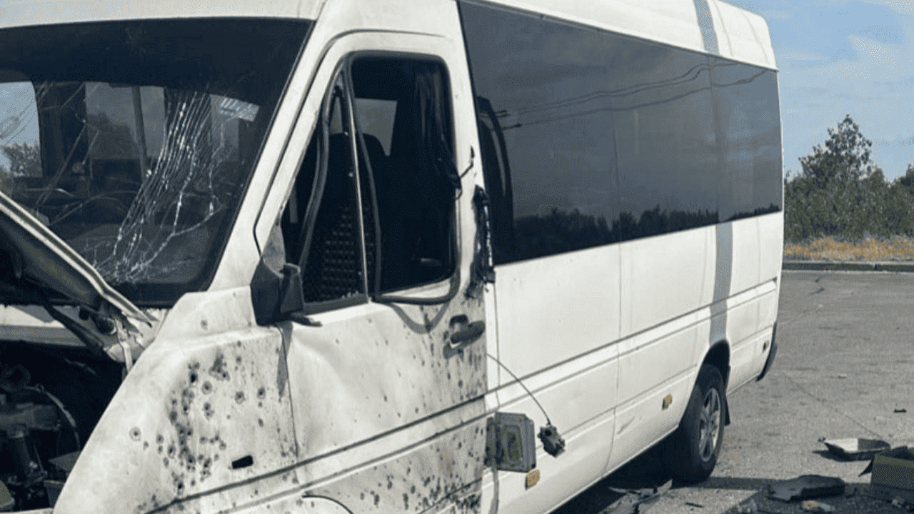 У Запоріжжі дрон влучив у маршрутне таксі: є поранені