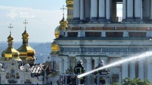 У мережі показали момент удару російського дрона по Успенському собору лаври Києво-Печерська Лавра атака 15 червня