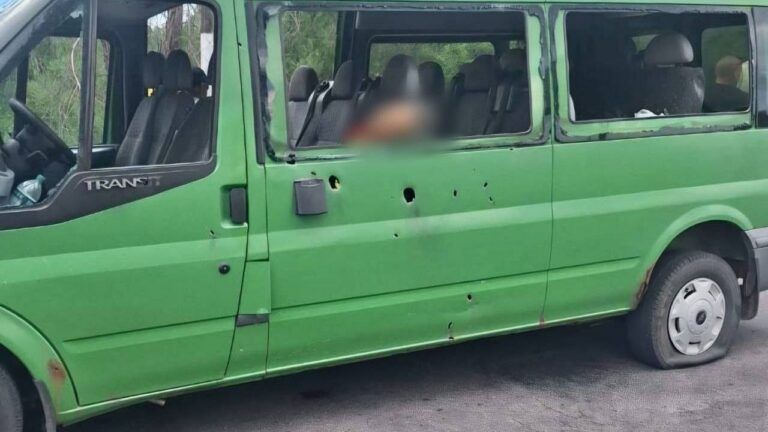 Росіяни вдарили дроном по автобусу в Нікополі