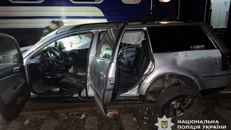 У Хмельницькому поїзд Чоп — Ясіня — Київ протаранив авто: які наслідки ДТП