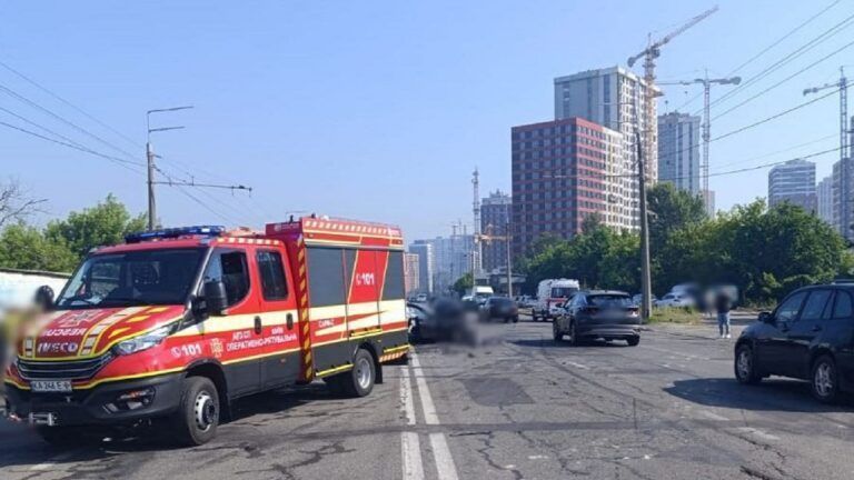 ДТП у Києві на Виговського: є загиблий, рух ускладнений