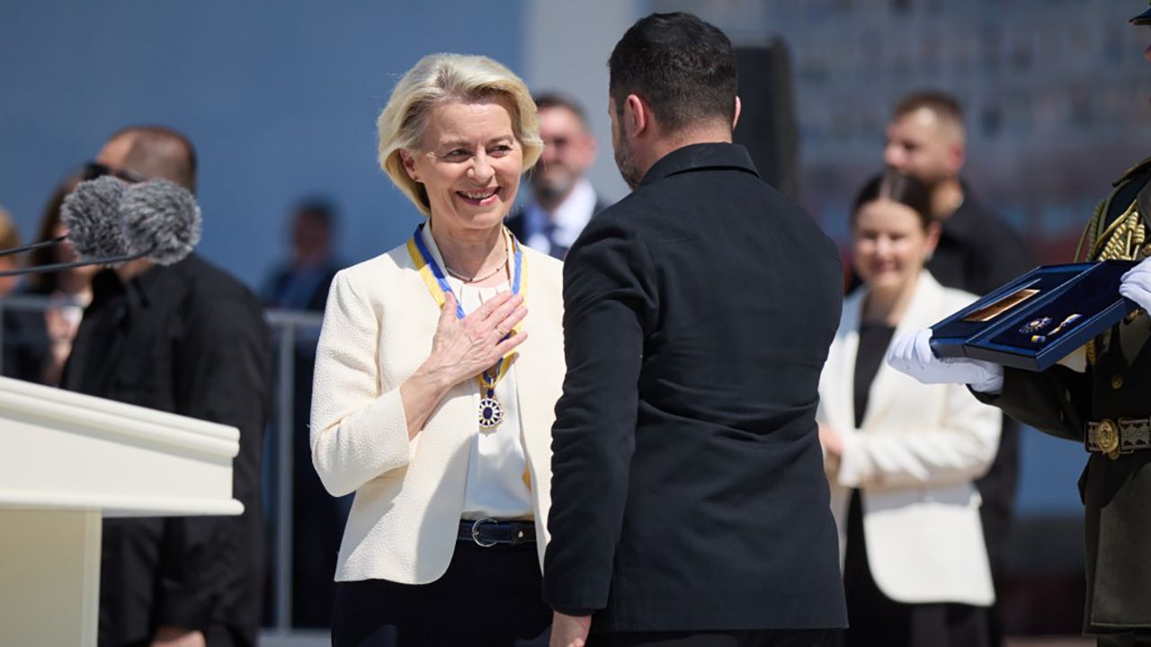 Зеленский наградил Урсулу фон дер Ляйен первым украинским орденом Европы Фото 1 Володимир Зеленський та Урсула фон дер Ляєн