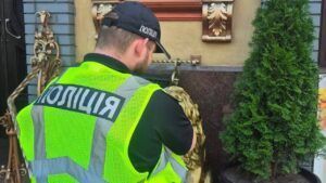 Куртка з гранатами: біля ресторану у Києві знайшли боєприпаси у києві знайшли боєприпаси біля ресторану