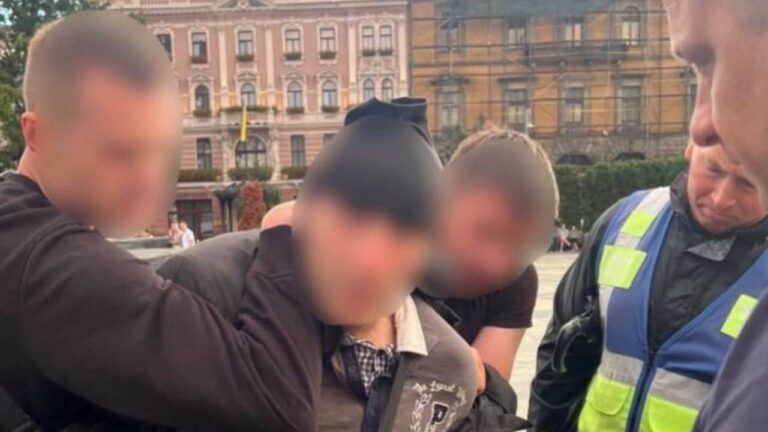 чоловік намагався напасти з ножем на мітингу у Львові