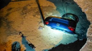 В Одесі авто під час руху провалилося під землю та пішло під воду В Одесі авто під час руху повністю провалилося під землю: що сталося