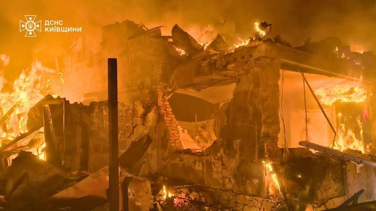Взрывы в Киевской области: в Пуховке уничтожен дом, среди трех погибших — ребенок Фото 1 Вибухи на Київщині: що сталося сьогодні 8 серпня 2026 Фото 1