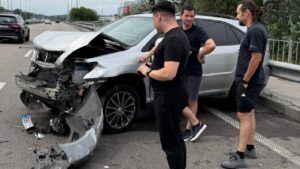 В’їхали у відбійник: співак Shumei разом із командою потрапив у ДТП у Києві Співак Shumei потрапив у ДТП у Києві