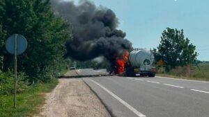 Росія атакувала автоцистерну на трасі Одещини: є загиблі та постраждалі Атака РФ на Одещині: загинули двоє людей, троє постраждали