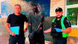 У Києві чоловік заліз у бочку зі смолою заради пограбування магазину