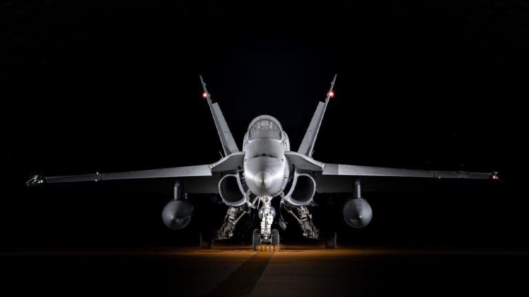 НАТО показала кадры уничтожения испанскими F-18 дрона над Румынией