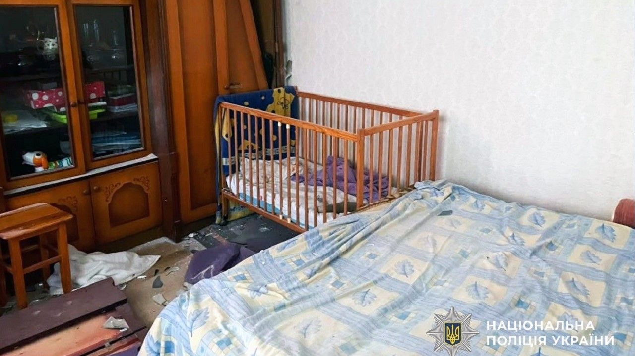 Боеприпас залетел в детскую кроватку, где спал 2-летний мальчик: Россия атаковала Херсон дронами Фото 1 Атака на Херсон 18 серпня