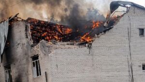 Атака на Лозову на Харківщині: РФ вдарила по бізнес-центру в щільній житловій забудові Атака на Лозову на Харківщині