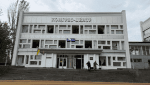 Під ракетним ударом опинився ДТЕУ у Києві: постраждали корпуси та гуртожитки, є поранені Влучання у навчальні корпуси та гуртожитки ДТЕУ