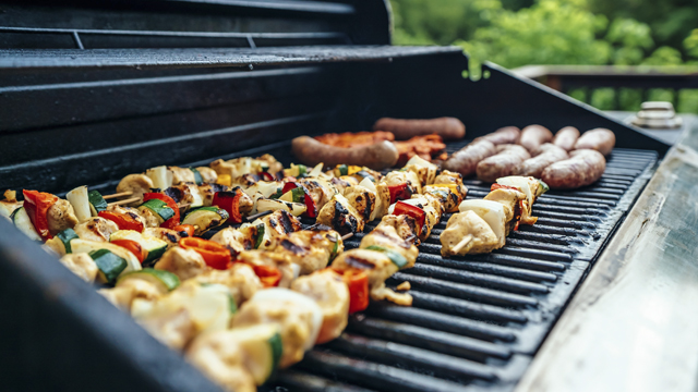 Як швидко замаринувати шашлик і посмажити овочі на вогні