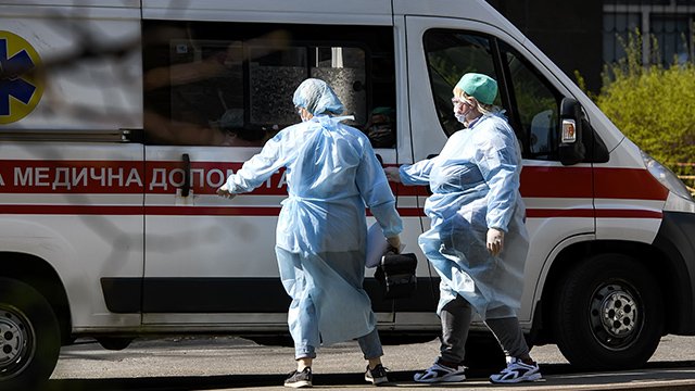 НСЗУ заморозила Covid-пакети й виплати на зарплатню медиків