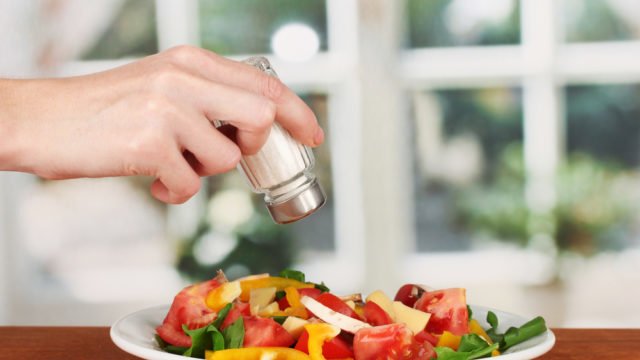 Соль нужна организму, не стоит заменять ее пряностями