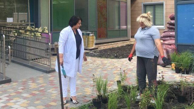 Небайдужі батьки пацієнтів Охматдиту створили на території лікарні зелену зону