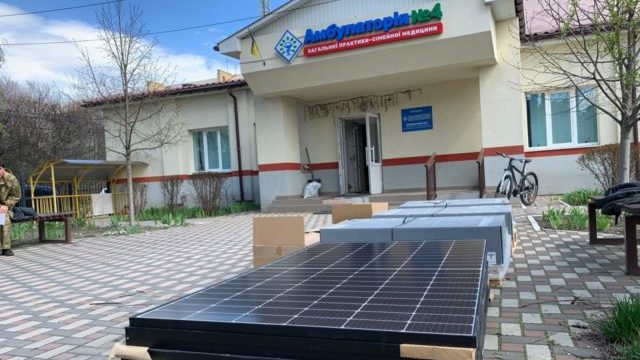 Підтримка України: амбулаторії Київської області отримали сонячні панелі Tesla Powerwall