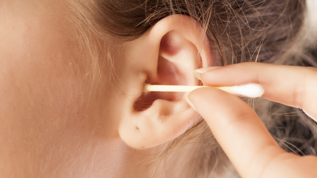 Можно ли чистить уши ватной палочкой