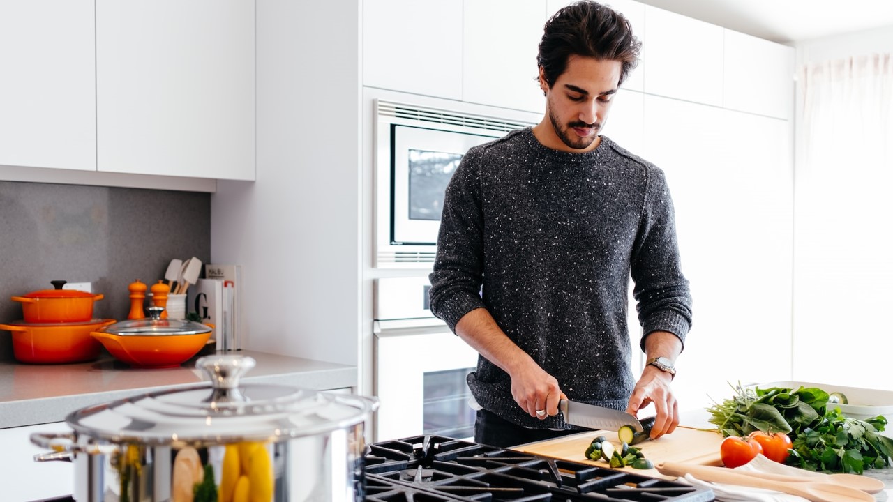 чоловік ріже овочі