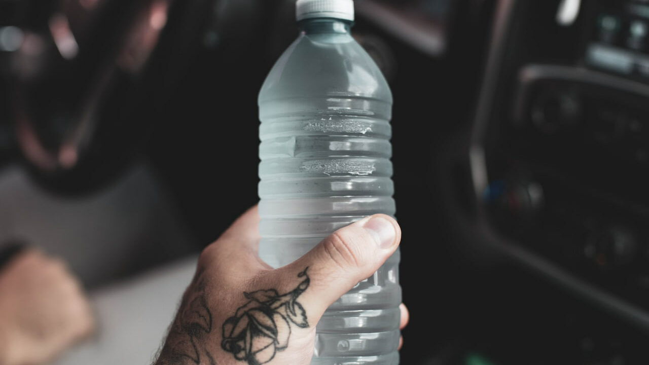 пластикова пляшка з водою