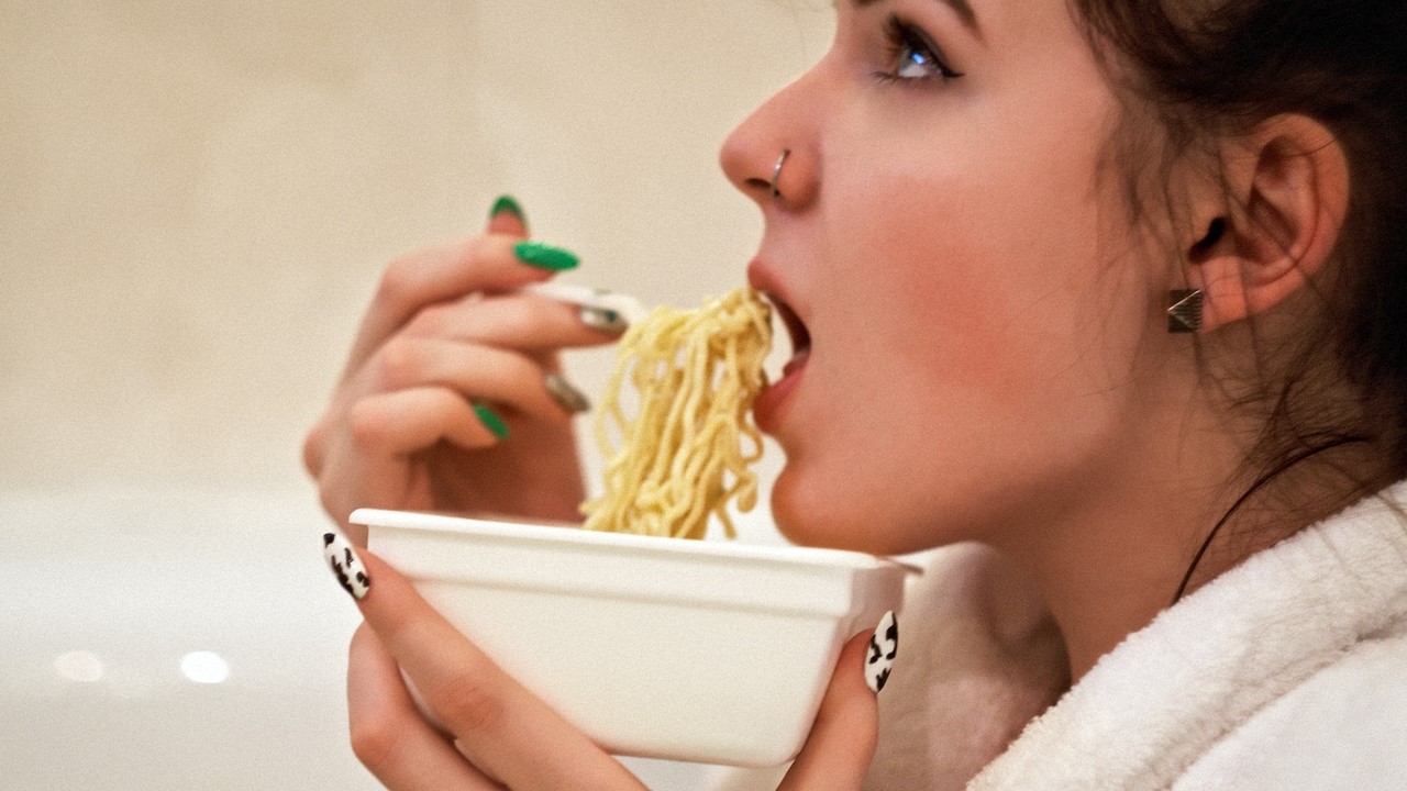 Що робити, якщо переїв: поради, як полегшити стан