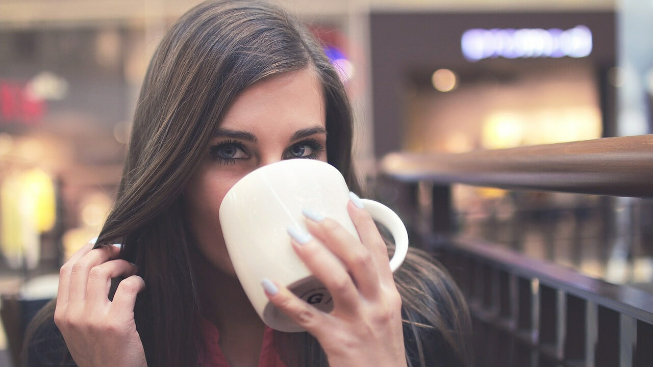 жінка, кава