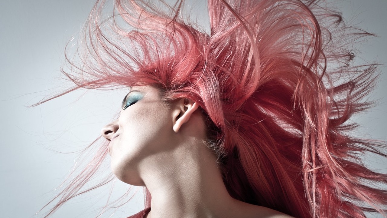 Чи можна вагітним фарбувати волосся та чи може це зашкодити малюку