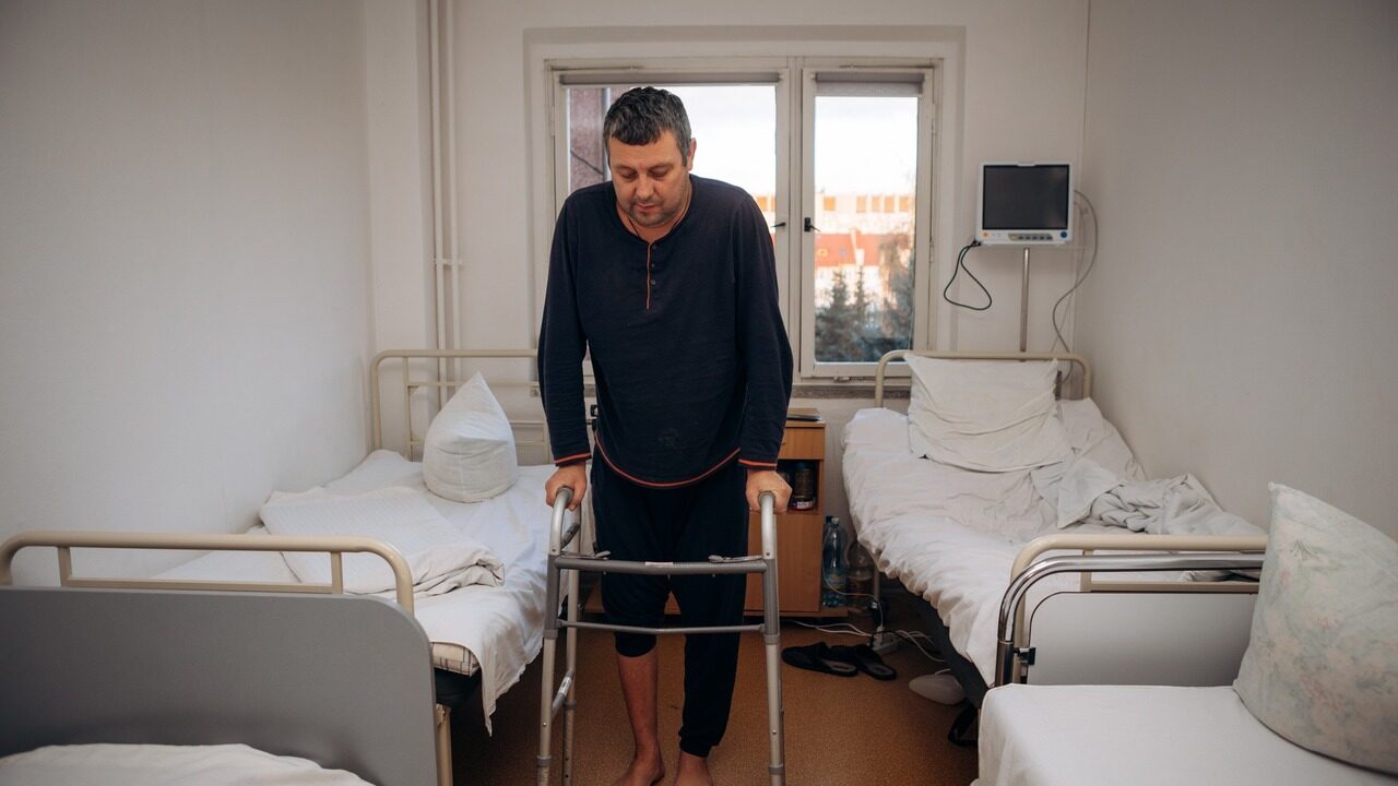 Він практично не рухався: на Прикарпатті лікують чоловіка з рідкісним синдромом Гієна-Барре