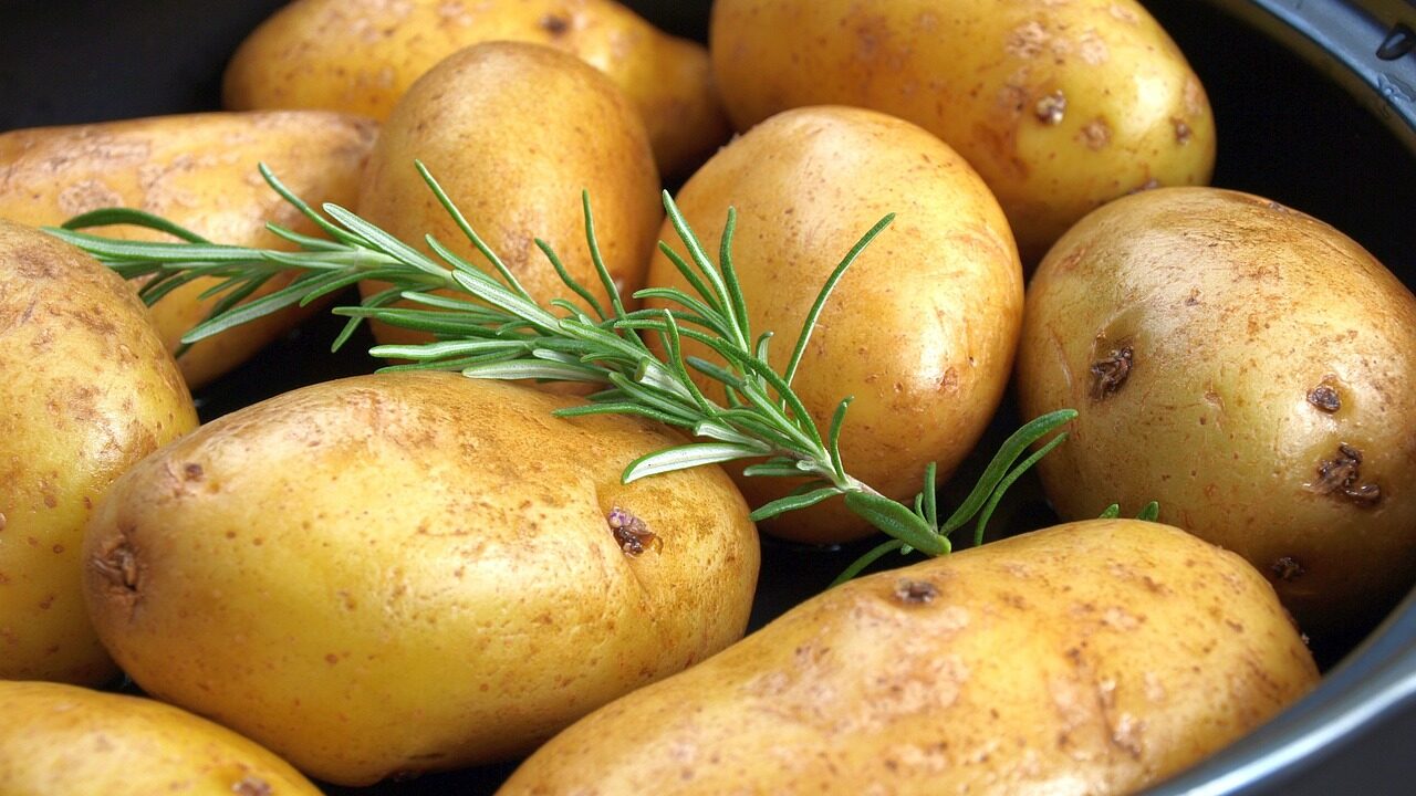 Картопля в мундирі: як і скільки потрібно варити