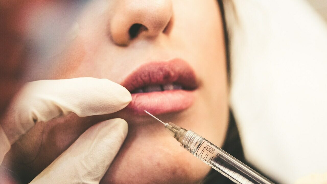 когда можно красить губы после увеличения губ