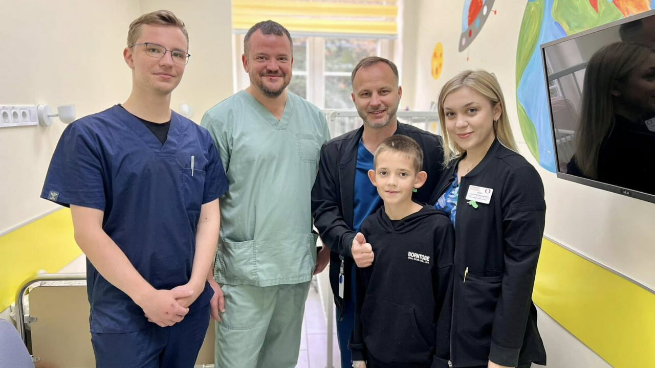 лікарі і юний пацієнт