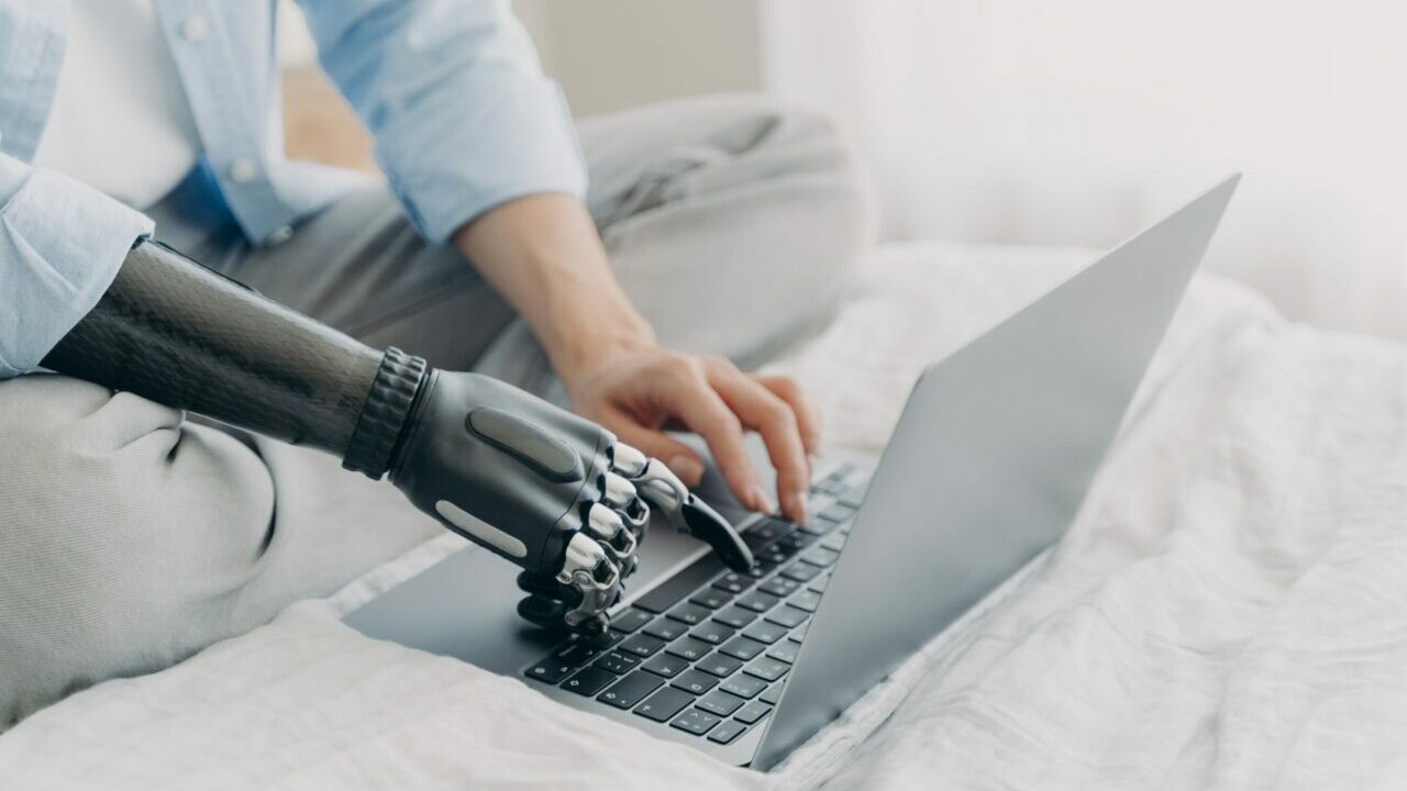 протези, що відчувають дотик