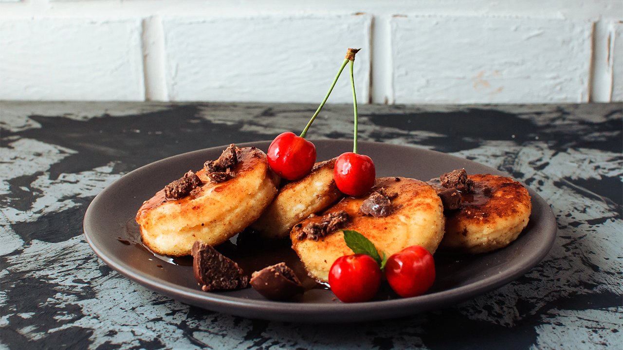 Сирники без сиру як приготувати та що додати для смаку