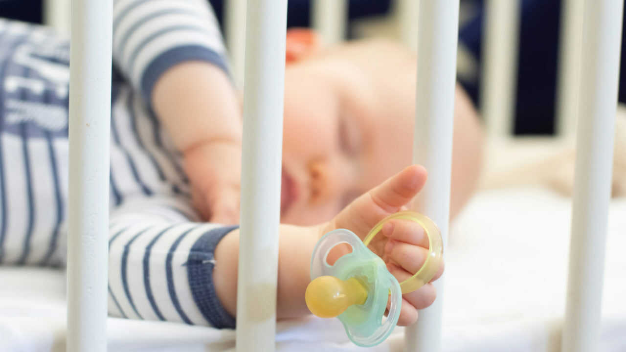 Синдром внезапной детской смерти: ученые нашли маркеры, указывающие на потенциальную угрозу немовля спить у ліжечку