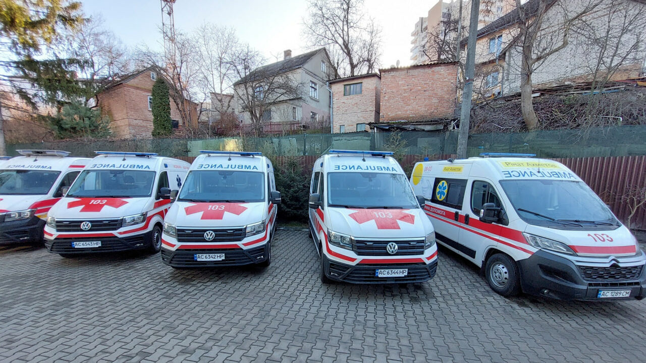 Знепритомнів посеред вулиці: у Луцьку екстреники реанімували 50-річного чоловіка швидка допомога, автомобілі