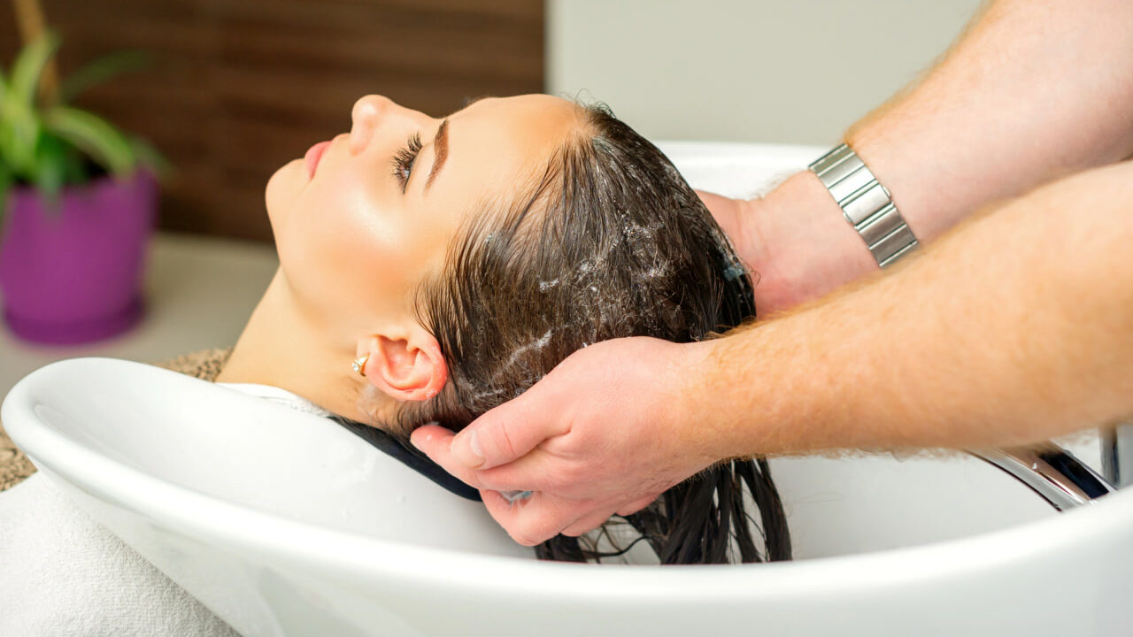Почему визит в парикмахерскую может стать причиной инсульта: неврологи предостерегают миття голови в перукарні