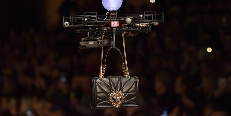 Dolce&Gabbana вывел на подиум дроны вместо моделей