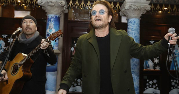 Группа U2 спела колядки посреди улицы в Дублине