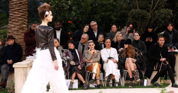 Свадебный купальник и перья: показ Chanel на Неделе высокой моды в Париже