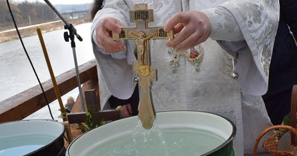 Водохреще 2023: навіщо потрібна свята вода і як її використовувати