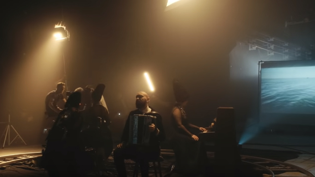 ДахаБраха – Пливе човен – прем’єра кліпу