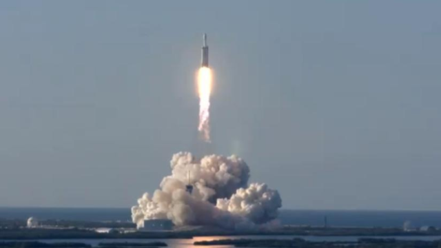 SpaceX во второй раз запустила ракету Falcon Heavy