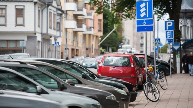 В Украине запретили обустраивать парковки на тротуарах